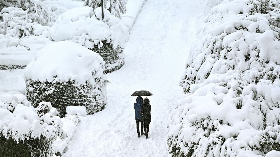 इंटरनॅशनल फॉल्स ऑफ मिनेसोटा (International Falls of Minnesota) नावाचे शहर इतके थंड आहे की त्याला अमेरिकेचे हिमखंड म्हणतात. येथे विक्रमी तापमान -55 अंश सेल्सिअस आहे. या थंडीचा अंदाज येथील सरासरी 71.6 इंच बर्फवृष्टीवरून लावता येतो. संपूर्ण अमेरिकेत हे प्रमाण सर्वाधिक आहे. तसे, कडाक्याची थंडी असूनही हे शहर पर्यटकांसाठी नंदनवनच राहिले आहे. कॅनडाच्या सीमेमुळे उन्हाळ्यात बर्फ मासेमारी आणि क्रॉस-कंट्री स्कीइंग देखील आहे. फोटो प्रतिकात्मक 