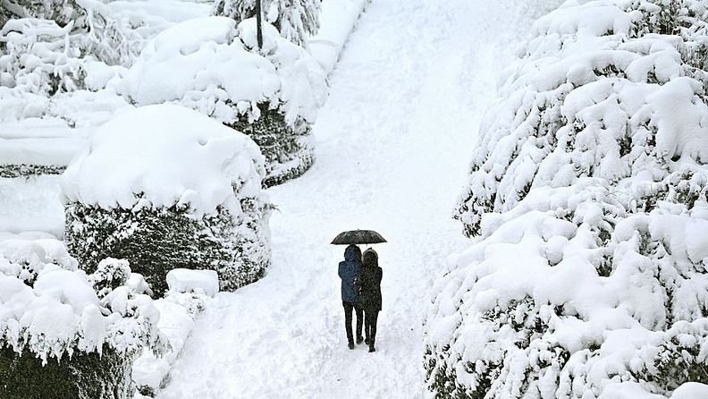 इंटरनॅशनल फॉल्स ऑफ मिनेसोटा (International Falls of Minnesota) नावाचे शहर इतके थंड आहे की त्याला अमेरिकेचे हिमखंड म्हणतात. येथे विक्रमी तापमान -55 अंश सेल्सिअस आहे. या थंडीचा अंदाज येथील सरासरी 71.6 इंच बर्फवृष्टीवरून लावता येतो. संपूर्ण अमेरिकेत हे प्रमाण सर्वाधिक आहे. तसे, कडाक्याची थंडी असूनही हे शहर पर्यटकांसाठी नंदनवनच राहिले आहे. कॅनडाच्या सीमेमुळे उन्हाळ्यात बर्फ मासेमारी आणि क्रॉस-कंट्री स्कीइंग देखील आहे. फोटो प्रतिकात्मक