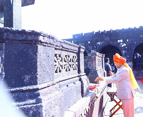 रायगडावर होळीच्या माळावर हेलिकॉप्टर उतरण्यास शिवभक्तांनी विरोध दर्शवल्यानंतर हेलिकॉप्टर पाचाड येथे उतरवण्याचा निर्णय घेण्यात आला. त्यानुसार पाचाड येथे हेलिकॉप्टर दाखल झाले.