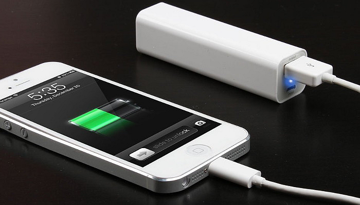 पोर्टेबल चार्जर (Portable Charger):
तुमचा सिक्रेट सांता प्रवास करत असल्यास त्याला एक पोर्टेबल चार्जर (Portable Charger) भेट म्हणून देऊ शकता. तुम्ही घरापासून दूर आहात आणि तुमच्या फोनची बॅटरी डाऊन (Battery down) होत असेल तर एक पोर्टेबल चार्जर देणे कौतुकास्पद असेल.