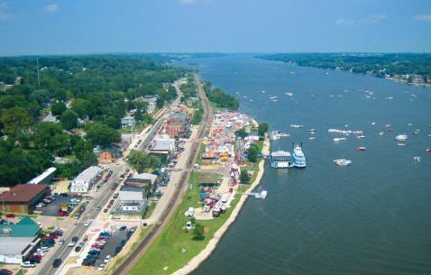 लेक्लेअर, आयोवा (LeClaire, Iowa) -
जर तुम्हाला वेळेत घरी परत जायचे असेल, तर आयोवा येथील लेक्लेअर येथे जाण्याचे आवर्जून नियोजन करा. येथे सर्वप्रथम लाल पॅडलव्हील असलेल्या प्रतिष्ठित मिसिसिपी रिव्हरबोटवर राईड करा. ९० मिनीटांच्या समुद्रपर्यटनाचा मनसोक्त आनंद घेता येईल. या बोट राईड मिसिसिपी नदीचे महत्त्व अधोरेखित करतात. समुद्रपर्यटनानंतर, तुम्ही बफेलो बिल संग्रहालयाला भेट देऊ शकता, जे लेक्लेअरचा सर्वात प्रसिद्ध स्थानिक मुलगा, विल्यम "बफेलो बिल" कोडी आणि त्याच्या वाइल्ड वेस्ट शोचा सन्मान करते. लेक्लेअर येथे पक्षीनिरीक्षकांसाठी स्थलांतरित टक्कल गरुड पाहण्याची काही उत्कृष्ट ठिकाणे आहेत. याठिकाणी प्राचीन पुरातत्वशास्त्र, पुरातन वस्तू, व्हिंटेज वस्तू, लोककला आणि पुरातत्व व्यापाराचे वैशिष्ट्य असलेले प्रसिद्ध पुरातन दुकाने आहेत. त्यांना भेट द्यायला अजिबात विसरू नका.