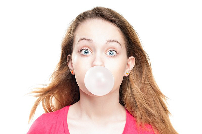 रिकाम्या पोटी च्युइंगम (Chewing gum)चघळणे:
रिकाम्या पोटी च्युइंगम (Chewing gum)चघळणे देखील खूप हानिकारक असू शकते. यामागील कारण म्हणजे ते चघळल्याने पचनक्रिया (Digestion) उत्तेजित होते, ज्यामुळे पाचक अॅसिडचे उत्पादन सुरू होते. जेव्हा अन्न पचनाची प्रक्रिया (The process of digestion of food) व्यवस्थित असते. तेव्हा या अॅसिडचा वापर केला जातो. परंतु जेव्हा तुम्ही रिकाम्या पोटी असता तेव्हा अॅसिड पोटाच्या आतील अस्तरांना नुकसान करते. ज्यामुळे अल्सर आणि इतर गंभीर परिस्थिती उद्भवू शकतात.
