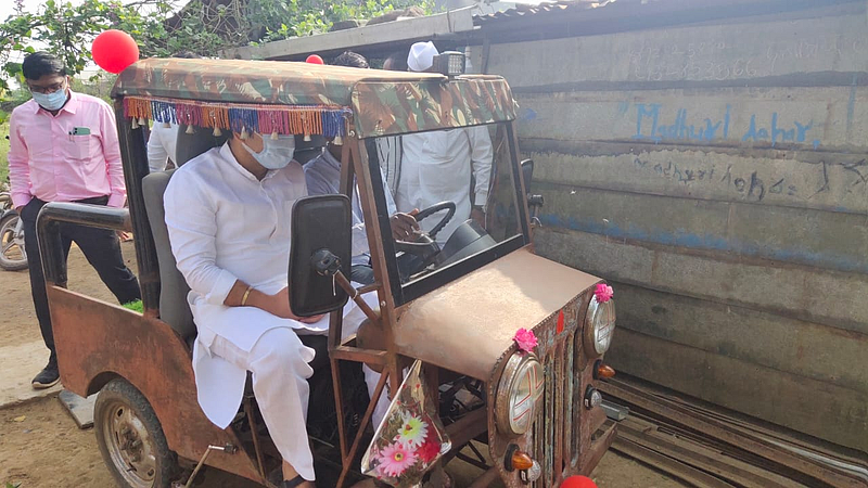 दत्तात्रय यांच्या मिनी जिप्सीतून कृषीराज्यमंत्री विश्वजित कदम यांनी मारला फेरफटका