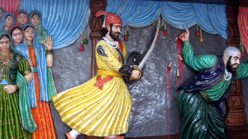 7. शिवरायांची लालमहालातील शायिस्तेखानावरील स्वारी ही आणखी एक जोखमीची मोहीम होती. कारण यात शत्रूच्या अतिसुरक्षित भागात घुसून हल्ला करायचा होता. शिवराय या मोहिमेत स्वतः अग्रस्थानी होते. परंतु इथेही जिजामाता शिवरायांच्या मागे ठाम उभ्या होत्या. त्यामुळेच शिवरायांनी लालमहालात घुसून शायिस्तेखानाची बोटे छाटली. तो आयुष्यात पुन्हा स्वराज्याच्या नादाला लागला नाही.