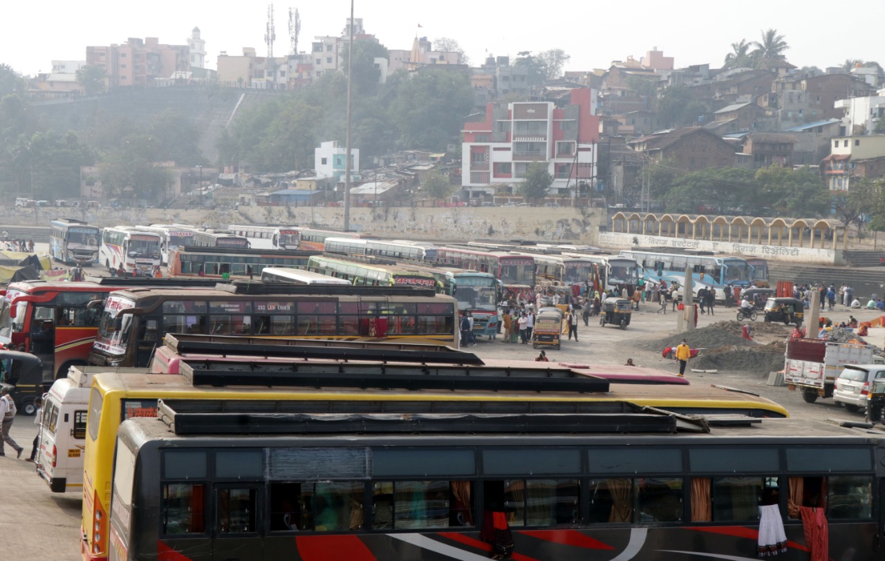 मध्यप्रदेश, उत्तर प्रदेश येथील भाविकांच्या गाड्यांनी गोदावरीच्या दुतर्फा गर्दी केली आहे.