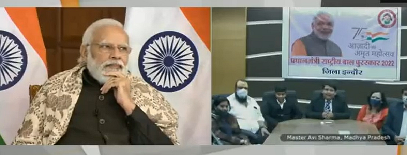 VIDEO: तुझ्यात बालपण राहिलंय का? मोदींनी प्रश्न विचारताच त्याने गीता सुरू केली!