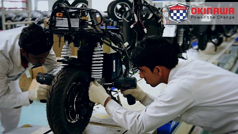 6. ओकिनावा ओकी 90 इलेक्ट्रिक स्कूटर (Okinawa Oki90 Electric Scooter)- Okinawa Oki90 हे 2022 च्या सुरुवातीस लाँच होणार्या ओकिनावाच्या पहिल्या काही उत्पादनांपैकी एक असेल. Oki100 प्रमाणे, ती 90 किमी प्रतितास टॉप स्पीड आणि 175-200 किमी रेंजसह हाय-स्पीड ईव्ही असेल.