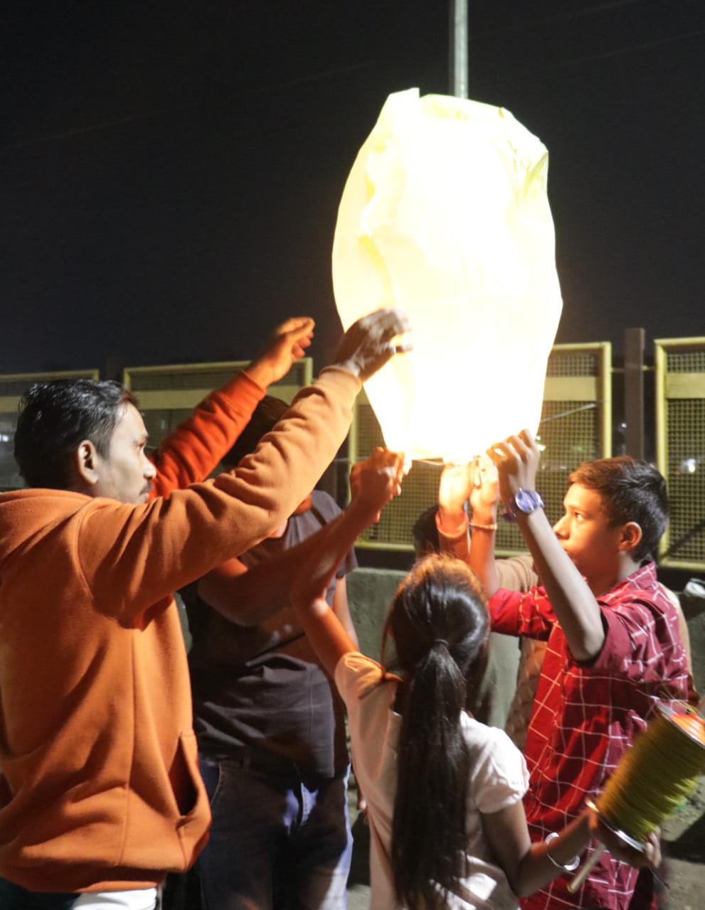मकरसंक्रांती निमित्त शुक्रवारी सायंकाळी आकाशात कंदील पतंग सोडताना पतंगप्रेमी.