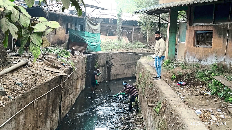 महाड शहरात पावसाळ्यानंतरची नाले सफाईची कामे सुरु