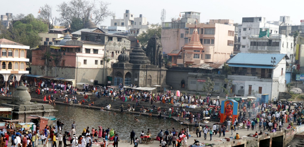 भाविकांच्या गर्दीने गोदातीर फुलला आहे.