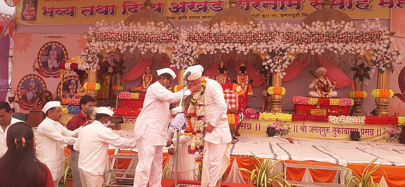 mla hiraman khoskar forgot the corona restrictions and participated in the kirtan