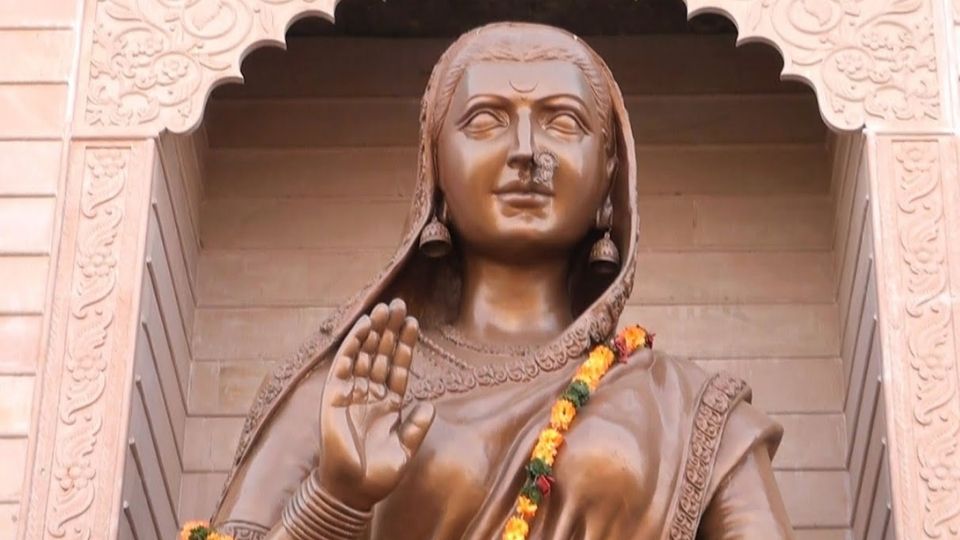 10. जिजामातांनी स्वराज्यात धार्मिक सहिष्णूता पेरली. धार्मिक सहिष्णूतेचे नियम स्वराज्यात पाळले जात. धर्माच्या आधारे भेदभाव होत नसे. एखाद्या व्यक्तीने किंवा सरदाराने धर्मपरिवर्तन केलं, तर त्यास समाजात योग्य स्थान मिळत नसे. परंतू जिजाऊंनी बाजाजी निबाळकरांस मुस्लिम धर्मांतरानंतरही हिंदू धर्मात घेतले. एवढंच नाही तर आपली नात आणि शिवाजी महाराजांची कन्या सखुबाई हिचे लग्न त्यांच्याशी लावून दिले.