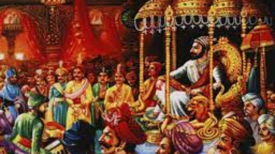11. स्वराज्य स्थापना तर झाली होती, पण शिवरायांचा राज्याभिषेक झाला नव्हता. त्यावेळी राजमाता जिजाबाई आणि सर्व मावळ्यांनी मराठा राजवंश स्थापन करण्यासाठी शिवरायांना राज्याभिषेक करवून घेण्यासाठी उद्युक्त केले. जिजाऊंनीच शिवाजी महाराजांना सिंहासनाचे महत्व पटवून दिल्याने महारांनी राज्याभिषेकासाठी खास 32 मण सोन्याचे सिंहासन बनवून घेतेले.