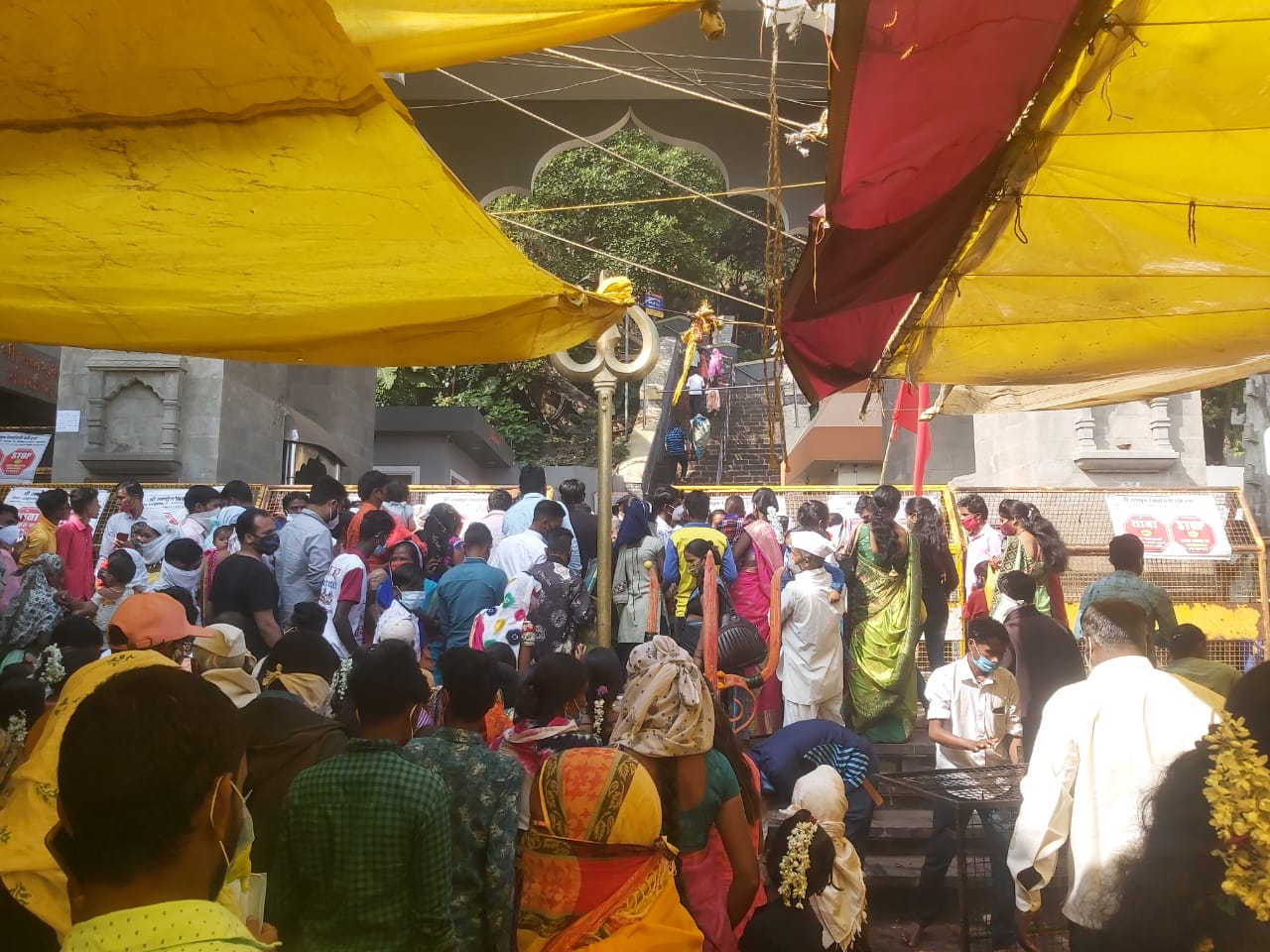 पाल्यांसोबत थांबलेले पालक व जेष्ठ नागरिक यांच्यामुळे पहिल्यापायरीवर झालेली गर्दी