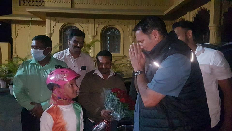 यावेळी जलमंदिर पॅलेस (Jalmandir Palace Satara) येथे खासदार उदयनराजे भोसले (Udayanraje Bhosale) यांनी सायलीचं स्वागत करून तिला लागेल ती मदत करण्याचं आश्वासन दिलं. सायलीच्या या धाडसीवृत्तीचं तोंडभरुन कौतुक करत उदयनराजे सायली पुढं नतमस्तक झाले.