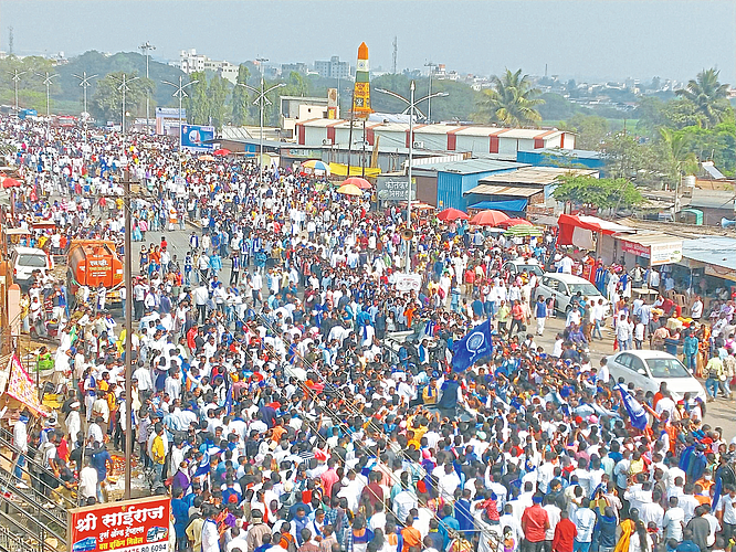 विजयस्तंभ अभिवादनासाठी लोटला जनसागर