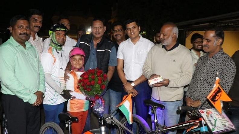 सातारा : ठाण्याची सायली पाटील (Sayali Patil) ही अवघ्या 10 वर्षाची मुलगी काश्मीर ते कन्याकुमारी (Kashmir to Kanyakumari) हा प्रवास सायकलवरून करत आहे. 'बेटी बचाओ बेटी पढाव' हा संदेश घेऊन ती साताऱ्यात आली होती.