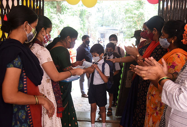 शाळेत विद्यार्थ्यांना अतिरिक्त मास्कचे वाटप करण्यात आले आहे. (छायाचित्रे विजय बाटे )
