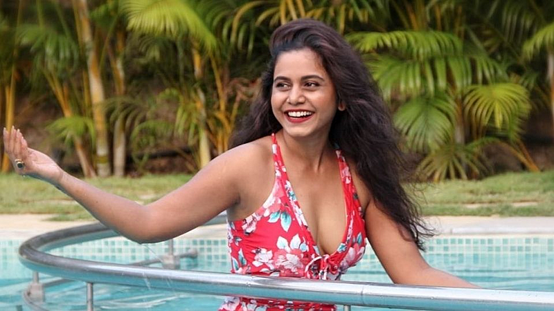 स्वीमिंगसुटमध्ये हेमांगीचा कॅची लूक, दिसतेय अशी की....