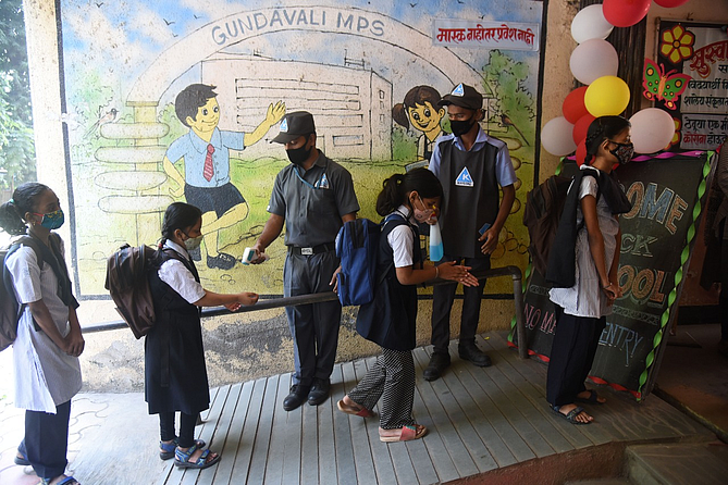 मुंबई, अंधेरी येथील गुंदवली BMC शाळा कोरोना संक्रमणामुळे बंद केल्या होत्या. ( (छायाचित्रे विजय बाटे )
