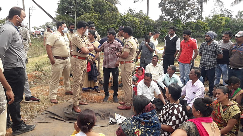 जमिनीवरील अतिक्रमणाचा वाद भडकला ; महिलेने पेटवून घेण्याचा केला प्रयत्न