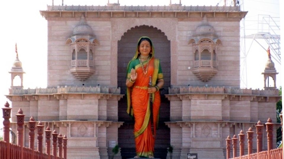 2. जिजाऊ जेव्हा सात महिन्याच्या गरोदर होत्या तेव्हा जाधवराव आपल्या सैन्यानिशी शहाजी राज्यांच्या मागावर होते. त्यावेळी शहाजीराजांना कल्पना होती की जाधवराव आपल्या लेकीस काही अपाय होवू देणार नाहीत. म्हणून त्यांनी जिजाऊंना विनंती केली की , “तुम्ही कुठे अशा फिरत राहणार? त्यापेक्षा तुम्हाला सिंदखेडास सुरक्षित पोहचवतो.” परंतु जिजाऊंनी त्यांची विनंती धुडकावून लावली. त्या म्हणाल्या, “मला येथेच राहावयाचे, माहेरी जावयाचे नाही.” शेवटी त्यांच्या उदरात स्वराज्याचा मेरुमणी वाढत होता.