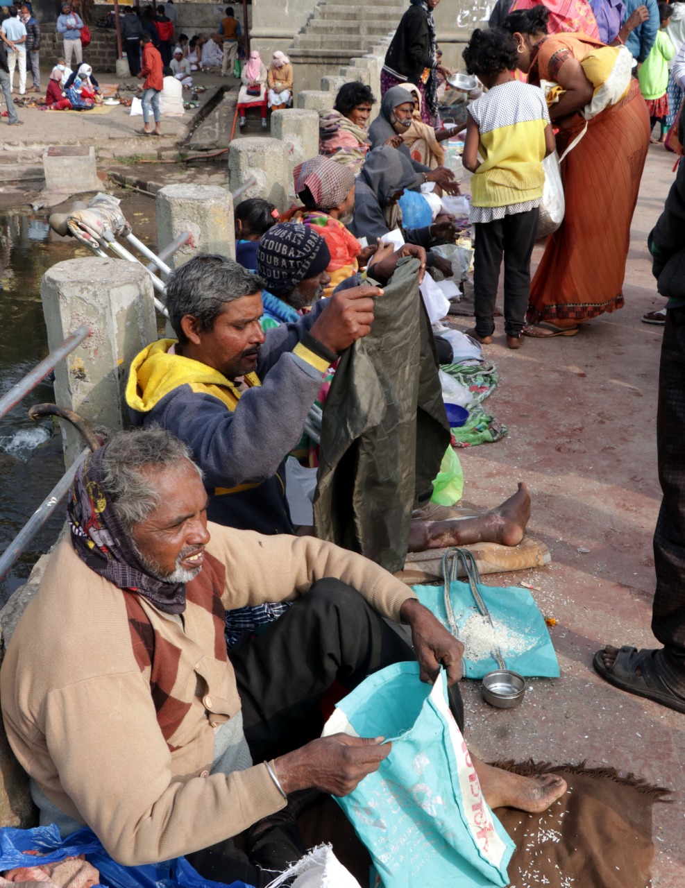या दिवशी भाविक मोठ्या प्रमाणावर दान करीत असल्याने गोदातीरी भिक्षेकऱ्यांची मोठी संख्या आहे.