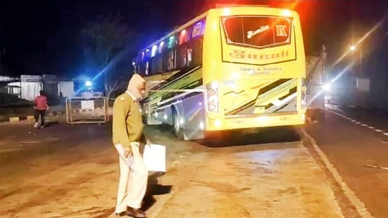 कर्नाटक सीमेवरून महाराष्ट्राच्या 13 बसेस फिरल्या माघारी