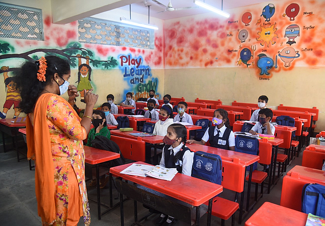 पहिल्या दिवशी प्रत्यक्ष शाळेच जाऊन वर्गात शिकताना विद्यार्थी...(छायाचित्रे विजय बाटे )