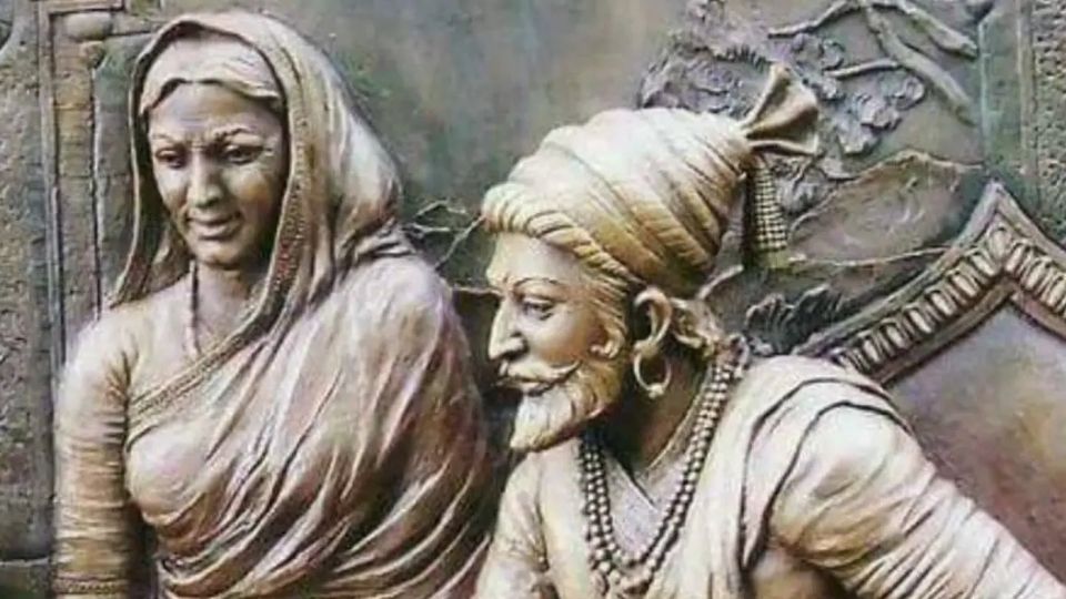 4. मुघल व आदिलशहा यांच्यातील तहाच्या अधिन राहून शहाजीराजे कर्नाटक प्रांतात राहू लागले. शिवनेरीसारख्या एकांत स्थळी ना भाऊ ना बंद अशा स्थितीत शिवरायांचे बालपण गेले. जिजाबाई नि शिवबा या मायलेकांचे प्रेम विलक्षण होतं. शिवबाची ही मातृभक्ति शेवटपर्यंत तशीच होती. त्यामुळेच त्यांनी जिजाऊंचा शब्द कधी खाली पडू दिला नाही.