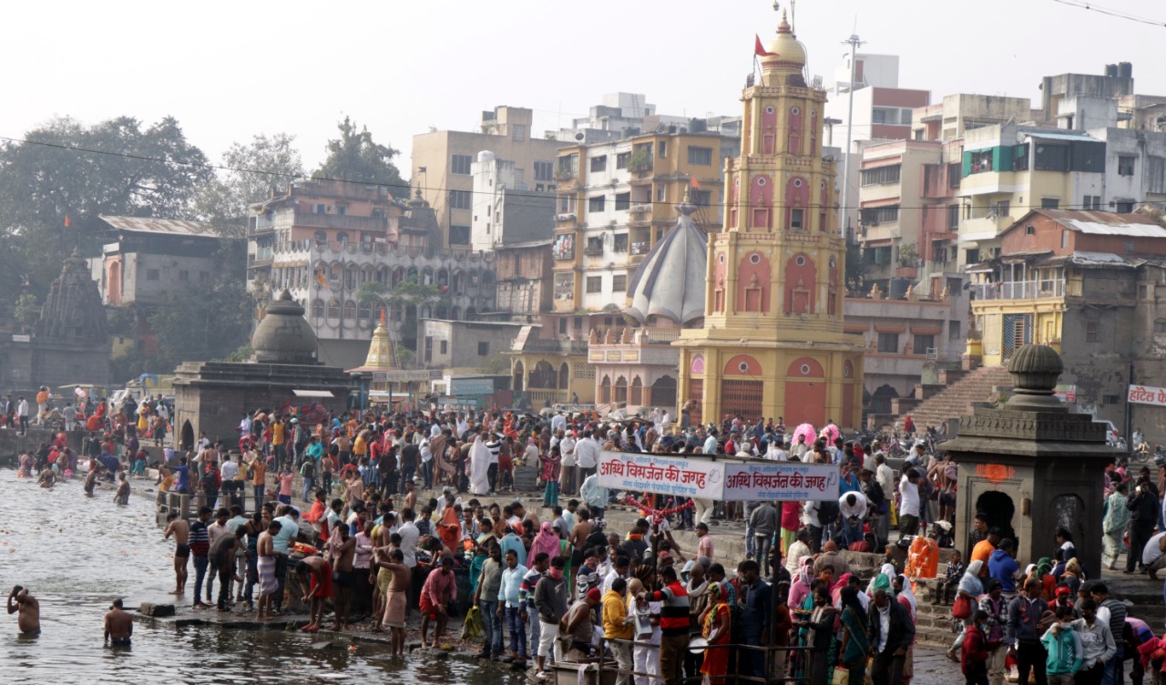 सूर्याचे मकर राशीत संक्रमण म्हणजेच मकरसक्रांत. या दिवशी गोदावरी स्नान, तीळगूळ, तांदूळ, कपडे, पैसे याचे दान या गोष्टींना विशेष महत्व आहे.