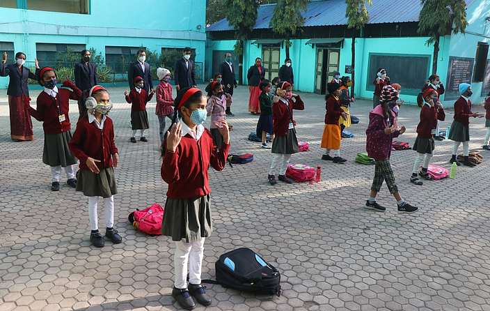 शाळांकडूनही विद्यार्थ्यांचे जल्लोषात स्वागत करण्यात आले. (छायाचित्रे केशव मते )