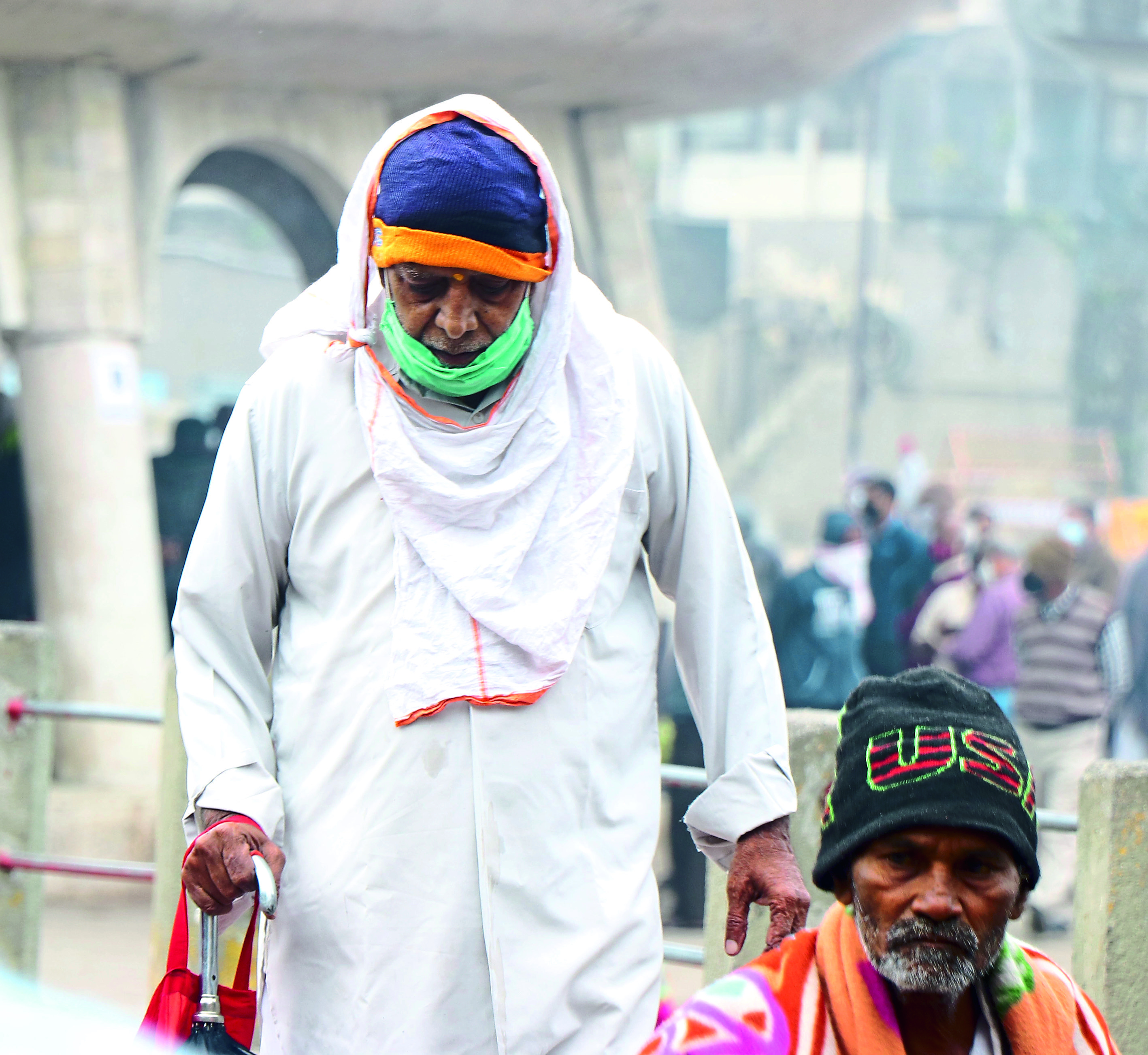 चिमुकल्यांसह ज्येष्ठ नागरिकही थंडीपासून बचाव करत काळजी घेत आहे.