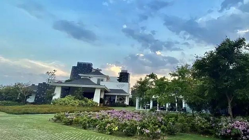 या फार्म हाऊसमध्ये धोनीने त्याच्या अनेक महागड्या बाइक्स ठेवल्या आहेत. यासोबतच या घराच्या पार्किंगमध्ये अनेक महागडी वाहनेही ठेवण्यात आली आहेत.