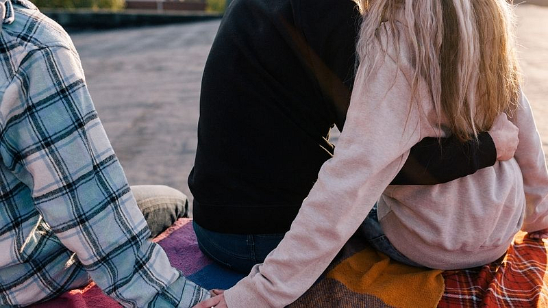 Relationship Tips : तुमचा जोडीदार तुम्हाला फसवतोय का, कसे ओळखाल?
