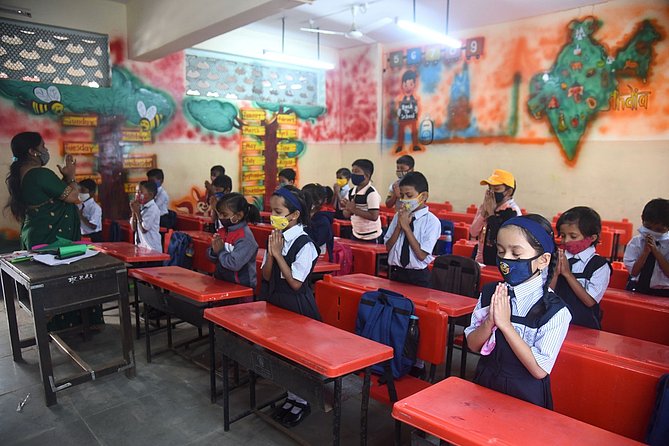पहिल्या दिवशी शाळेत आल्यानंतर प्रार्थना म्हणणारे विद्यार्थी (छायाचित्रे विजय बाटे )