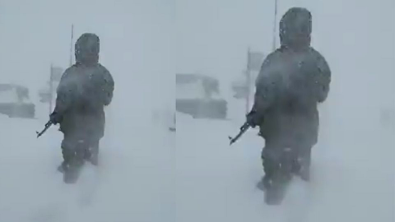 बर्फाच्या तुफान वर्षावातही ऑन ड्युटी 24 तास; आर्मी मॅनचा व्हिडिओ व्हायरल