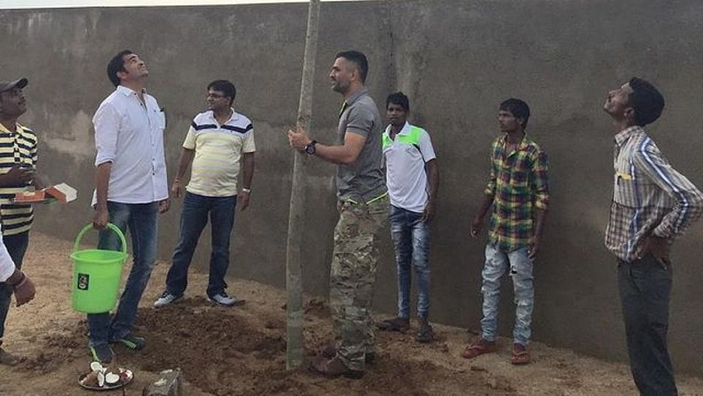 हे घर बनवण्यासाठी लाकूड आणि संगमरवरी वापरण्यात आला आहे. यासोबतच इंटेरिअरला खूप वेगळा लुक देण्याचा प्रयत्न करण्यात आला आहे.