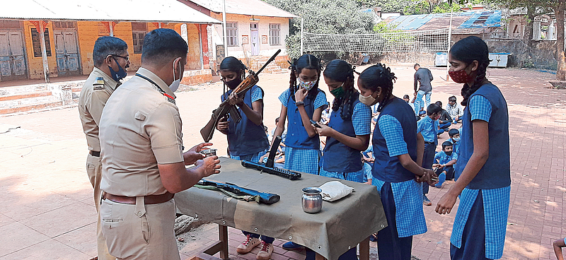 माथेरान पोलिसांकडून रेझिंग डे निमित्त विद्यार्थ्यांना दिले मार्गदर्शन