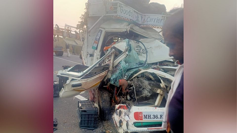 चारचाकी झाडावर आदळून झालेल्या अपघातात छिन्न विछिन्न झालेली चारचाकी
