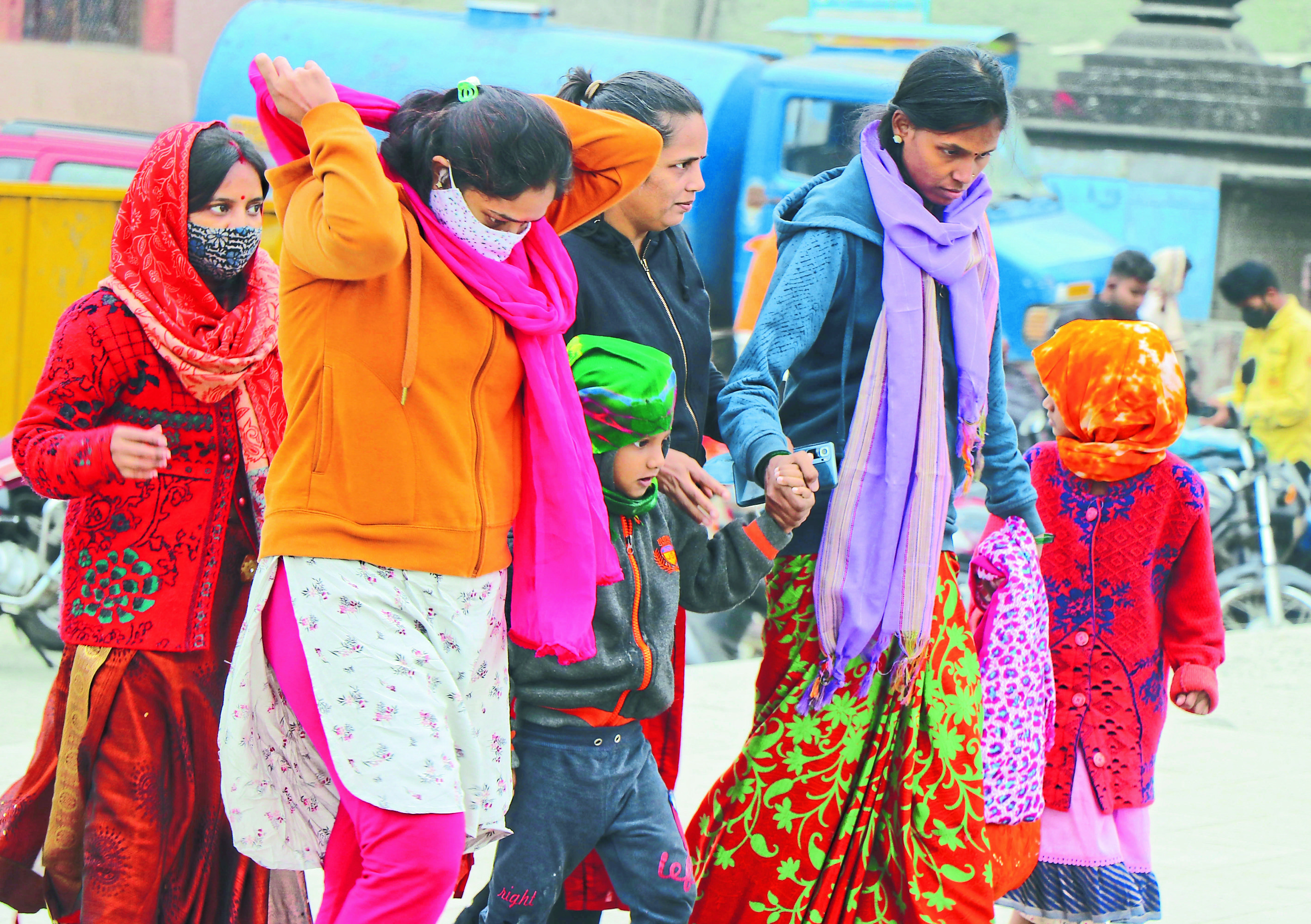 पर्यटक, भाविकांसह नाशिककर बाहेर पडताना शाल, मफलर, कानटोपी घालूनच बाहेर पडत आहे.