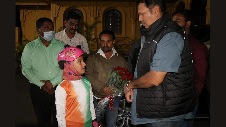 सायकलपट्टू सायलीला खासदार उदयनराजेंनी शुभेच्छा दिल्या असून फ्रान्स (France) येथील स्पर्धेत सहभागी होण्यासाठी लागेल ती मदत करण्याचं आश्वासन दिलंय. (PHOTO : Pramod Ingale)