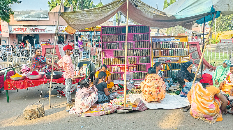 नीरा नरसिंहपूरात संक्रांतीनिमित्त बांगड्या भरण्यासाठी गर्दी