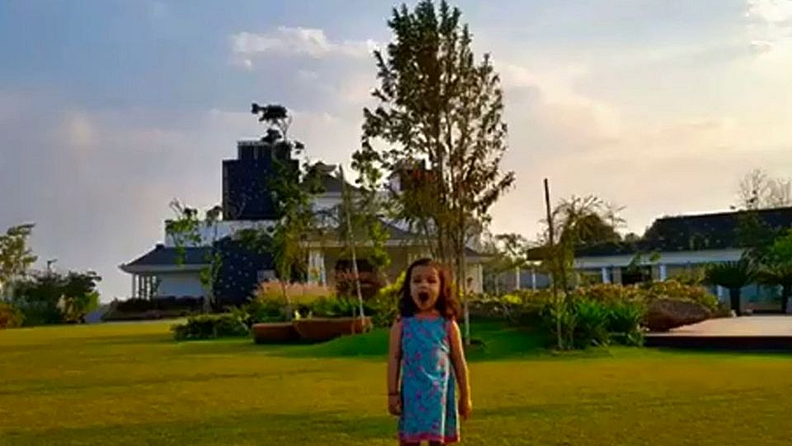 धोनीचे हे आलिशान फार्महाऊस 7 एकरमध्ये पसरले आहे. नैसर्गिक सौंदर्याचीही पूर्ण काळजी घेते.