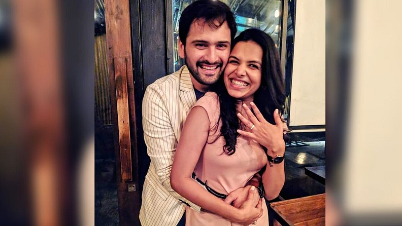 सिद्धार्थ चांदेकर- मिताली मयेकर (Siddharth Chandekar - Mitali Mayekar)- या दोघांच्या मैत्रीची सुरुवात सोशल मीडियावर झाली. दोघांनी इंस्टाग्रामवर चॅटिंग सुरू केले. थोडा वेळ एकत्र घालवल्यानंतर सिद्धार्थने मितालीच्या जवळच्या मित्र-मैत्रीणींसमोर प्रपोज करण्याचा निर्णय घेत सरप्राईज पार्टी प्लॅन केली होती सिद्धार्थने गुडघ्यावर बसून अंगठी घालून मितालीला प्रपोज केले होते. त्यानंतर काही वर्ष दोघं एक्तर राहिले. त्यानंतर गेल्या वर्षी त्यांनी लग्न केले.