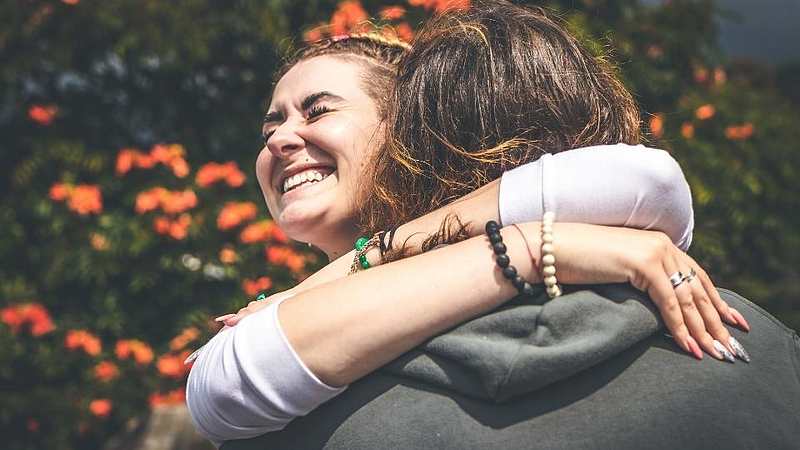 Hug Day : गळाभेट द्या, मालामाल व्हा!