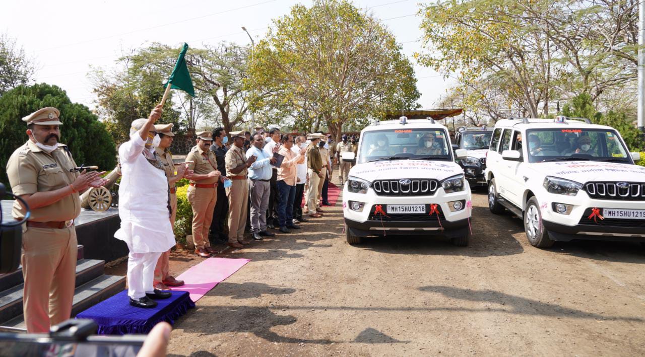 यावेळी प्रातिनिधिक स्वरूपात चार जणांना वाहनांचे वितरण करत नवीन वाहनांना पालकमंत्री श्री. भुजबळ यांच्या हस्ते हिरवा झेंडा दाखवण्यात आला.