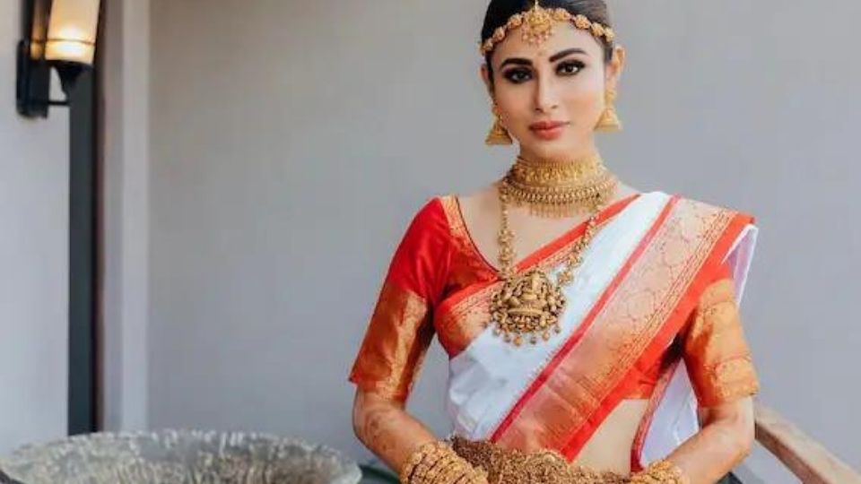 मौनीच्या लग्नात तिच्या साड्यांसोबतच आकर्षित केलं ते तिच्या टेम्पल ज्वेलरीनं