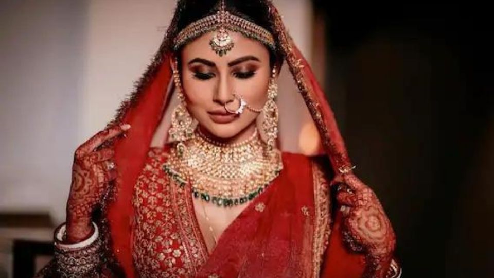 मौनी रॉयनं(Mouni Roy)आपल्या लग्नाला एक महिना झाल्याच्या निमित्तानं लग्नातले काही Unseen फोटो शेअर केले आहेत.