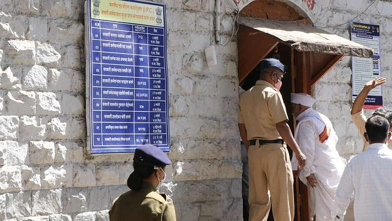 काल (गुरुवार) सातारा पोलिस ठाण्यात बंडातात्यांविरोधात एक गुन्हा दाखल झाला. त्यानंतर हजर होण्यासाठी बंडातात्या स्वतः सातारा शहर पोलिस ठाण्यात हजर झाले आहेत. या पार्श्वभूमीवर शहरात कडेकोट बंदोबस्त ठेवण्यात आलाय.